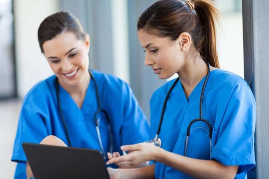 Donne-discutono-al-pc-in-poliambulatorio-1024x682-1-3