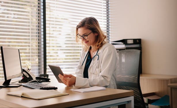 médica-usando-tablet-pesquisa-como-aparecer-no-google